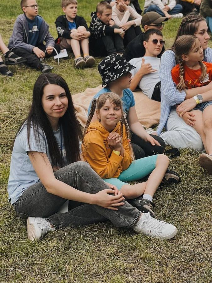 Команда фонду з дітьми на природі